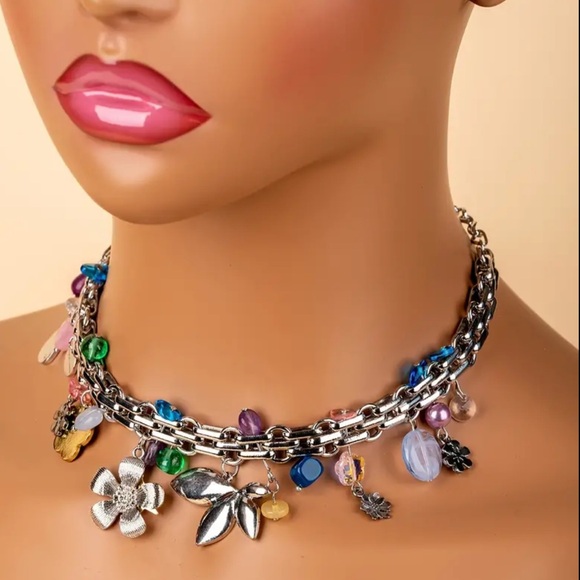 NWOT Vintage Elegant Charm Pendant Necklace with Flowers and Bead Accents - Picture 6 of 7